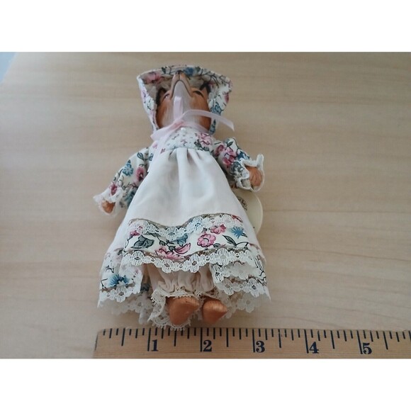 Porcelain Wolf "House of Global Art" 1983 Ornament Decor Wolf in Bonnet Dress - Picture 10 of 10